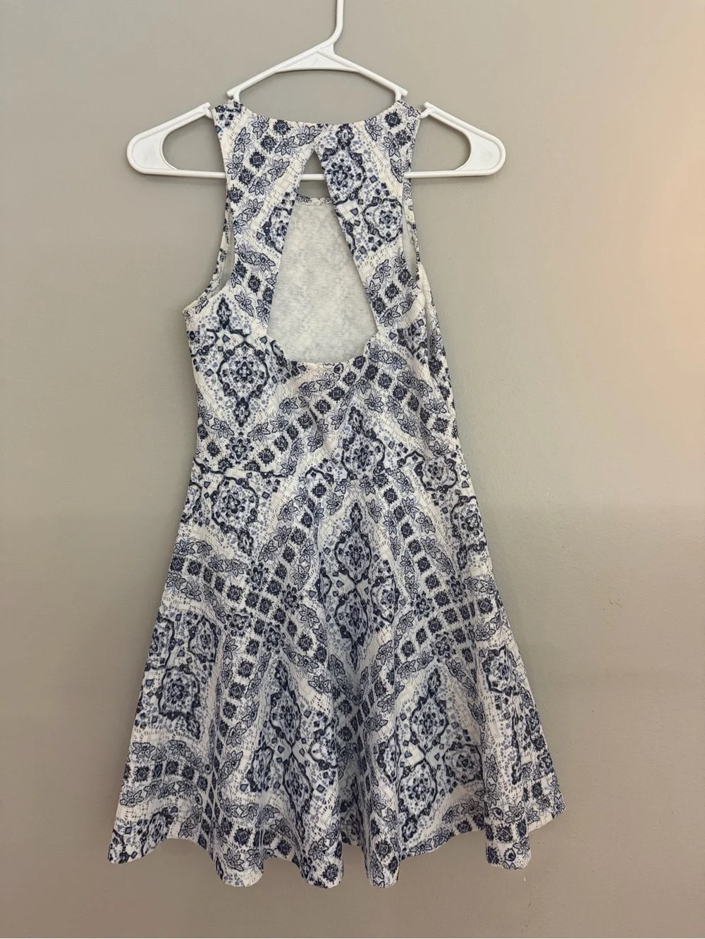 GirBlue and White Patterned Sleeveless Dress
